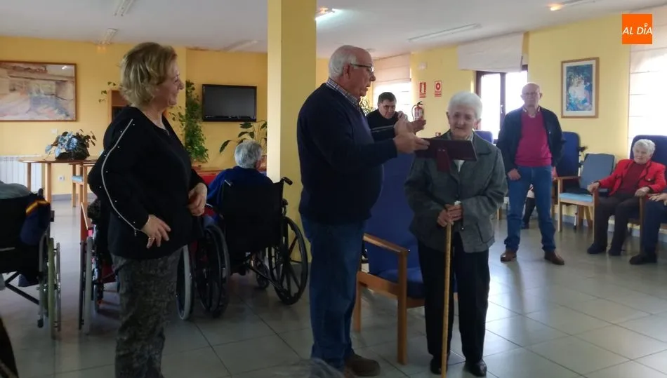 El alcalde, Ventura Jiménez, le hacía entrega a Eufemia Arroyo de una placa por su centenario