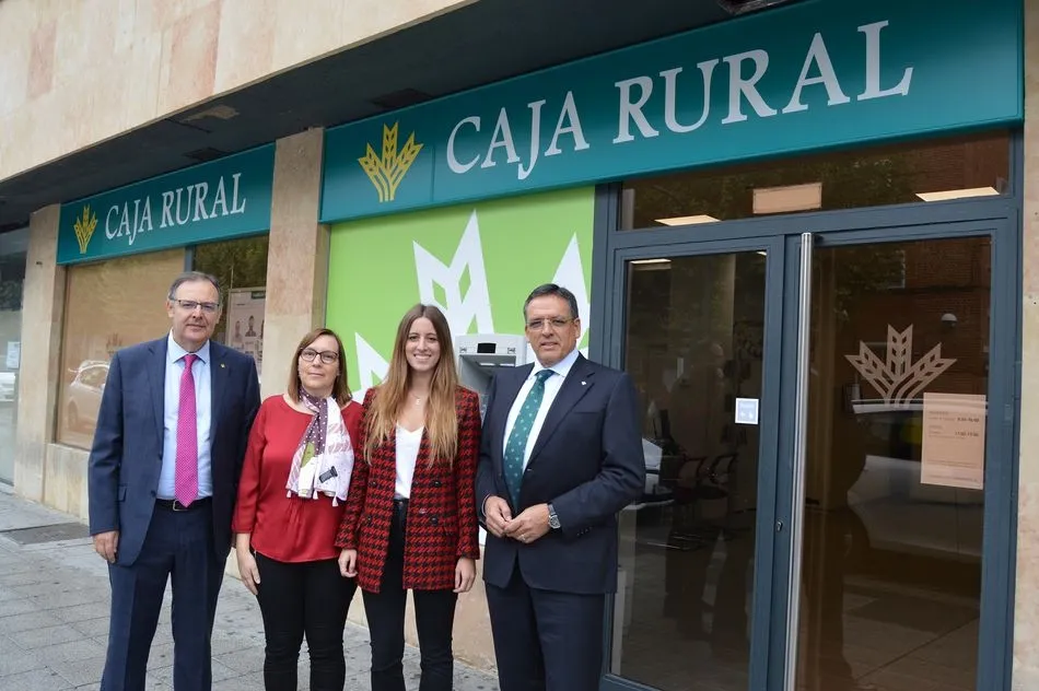 Responsables de Caja Rural Salamanca, ante una de sus oficinas en la capital