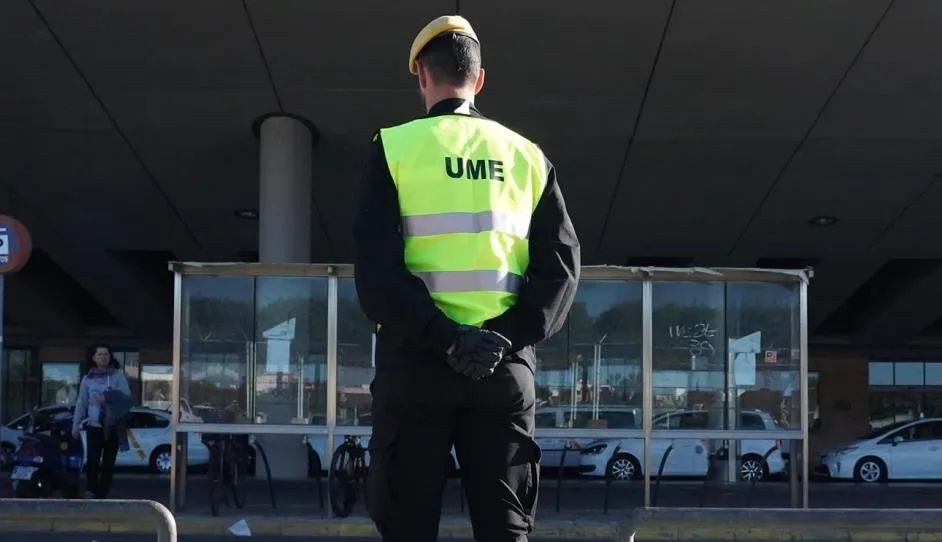 Militar de la UME en la estación de Santa Justa de Sevilla por el estado de alerta 16 de marzo del 2020. Foto de Eduardo Briones - EP