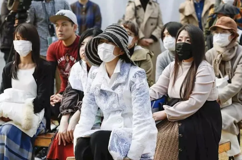 Japoneses con medidas de protección