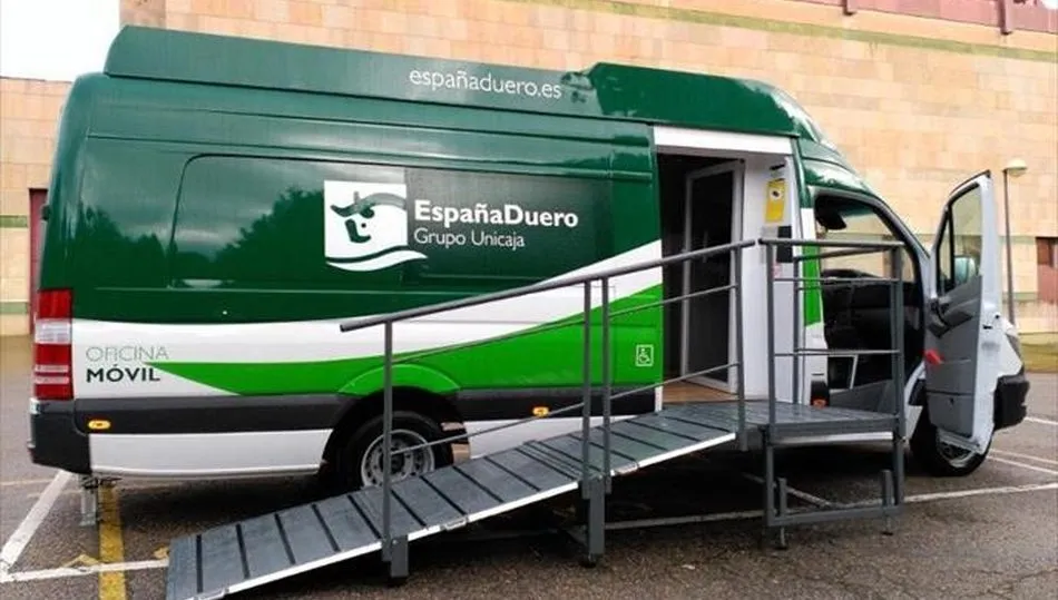 Unicaja suspende por el coronavirus el servicio de autobuses-oficina bancaria  