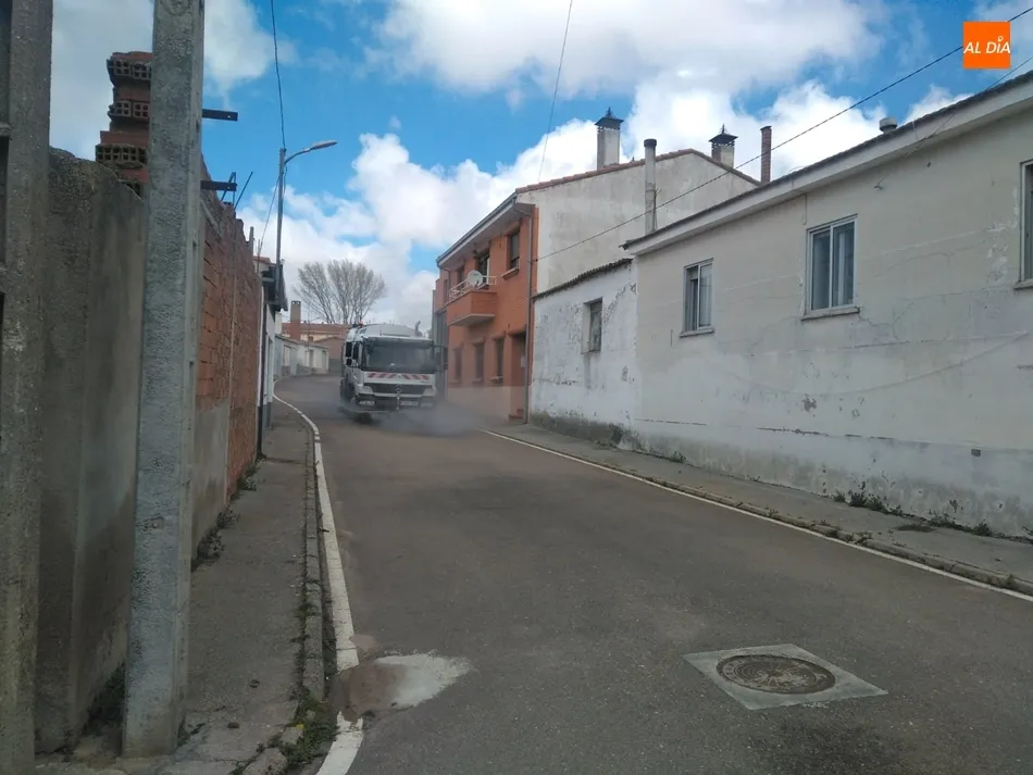 Desinfección de las calles de Villoruela. / José Luis Manjón Sánchez