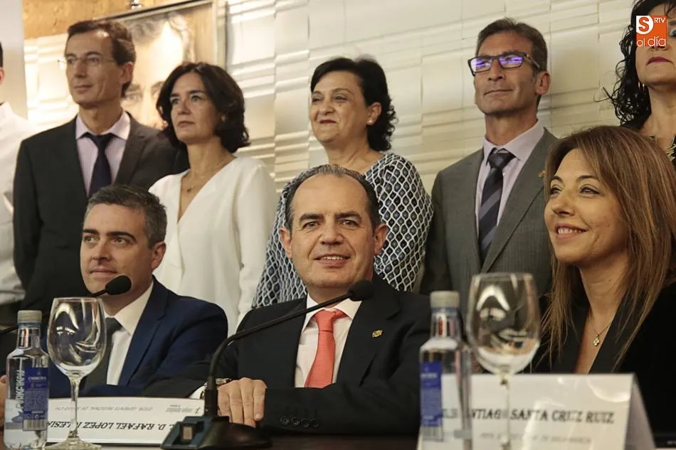 Santiago Santa Cruz (en el centro), en un acto