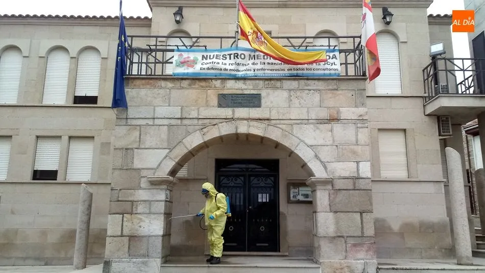 Los bomberos del Parque de Lumbrales realizan trabajos de desinfección en todos los pueblos de su...