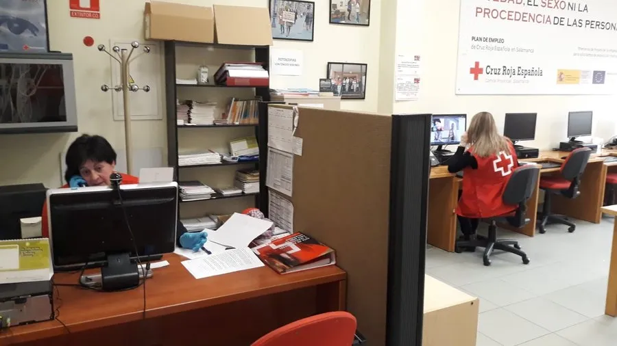 Efectivos de Cruz Roja en otro de los servicios que la ONG desarrolla en Salamanca