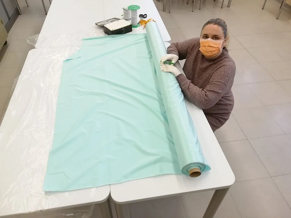 Los vecinos de Carbajosa se unen para confeccionar mascarillas que se destinarán al personal...