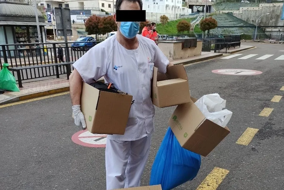 Entrega de pantallas protectoras para la cara en el Hospital de Salamanca