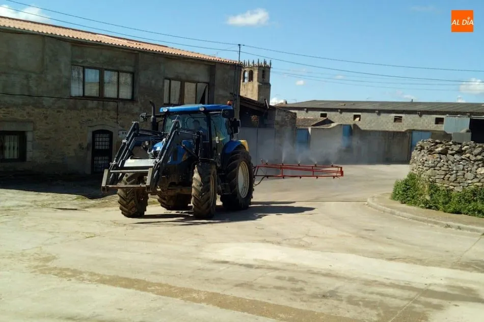 Los ganaderos colaboran con el Ayuntamiento de Guadramiro en la desinfección del municipio  