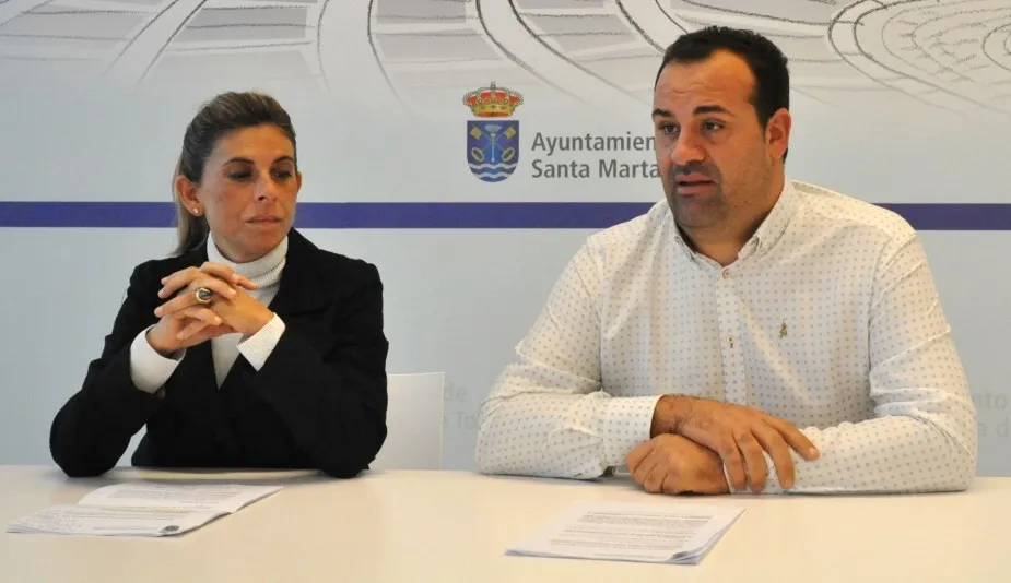 David Mingo, alcalde de Santa Marta, junto a la concejal Chabela de la Torre