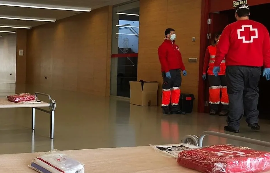 Efectivos de Cruz Roja que han participado en el montaje de estas camas en el Centro Vistahermosa. Foto Cruz Roja de Salamanca