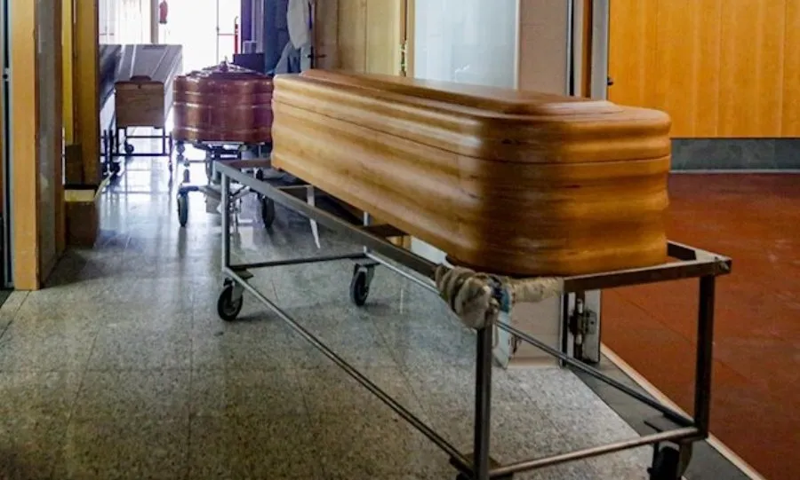 Varios ataúdes en un pasillo del Tanatorio de Coslada en Madrid. Foto de Ricardo Rubio - EP