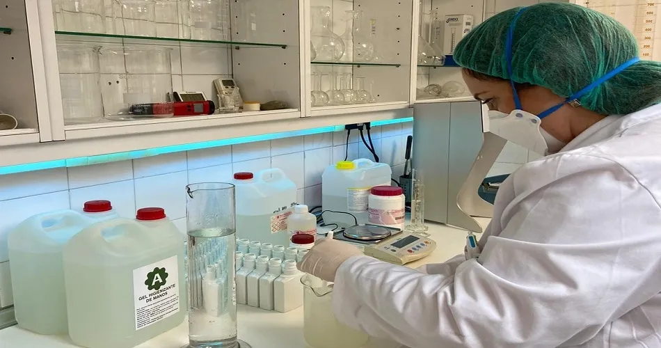 La farmacéutica Mirobrigense en plena formulación del desinfectante