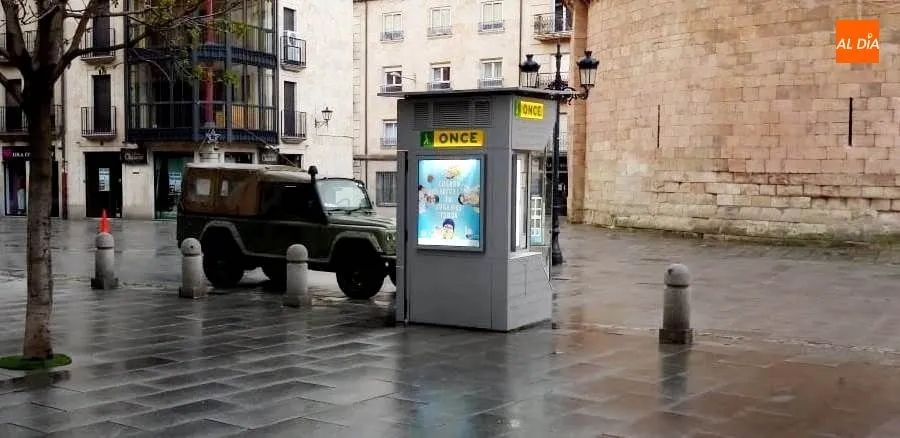 Puesto de la ONCE, junto a un vehículo militar, frente a la iglesia de San Marcos, en la Puerta Zamora