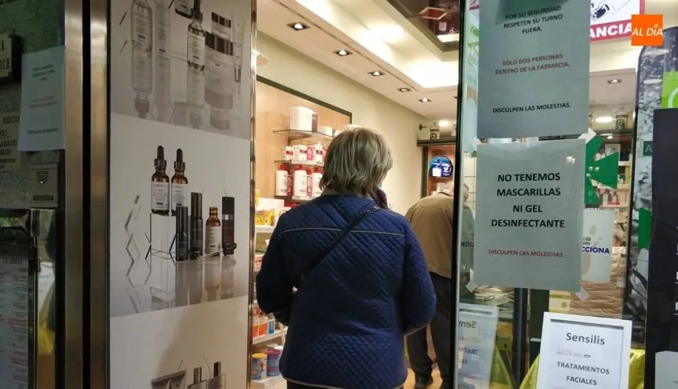 Una vecina de Salamanca entra en una farmacia durante la crisis