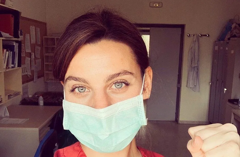 La actriz Clara Alvarado, en un selfie durante su labor en el hospital - CLARA ALVARADO