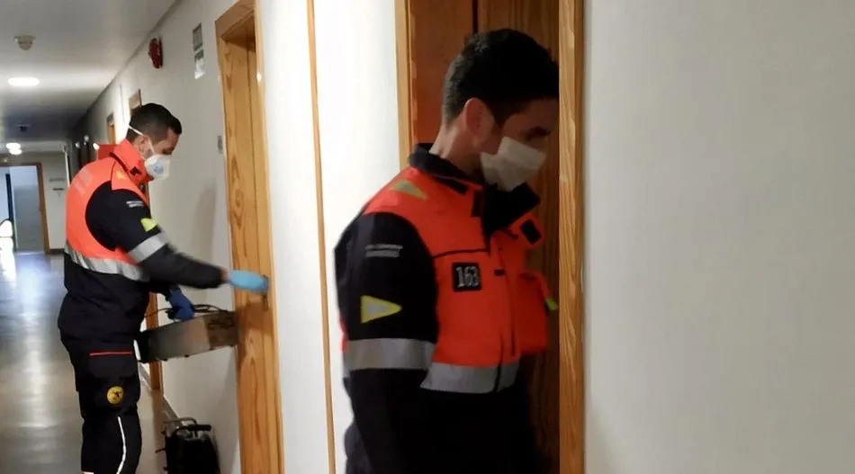 Bomberos en la desinfección del Colegio Mayor Oviedo