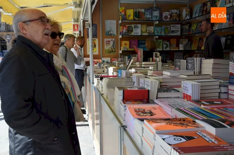 La Feria Municipal del Libro se celebra cada año en la Plaza Mayor de Salamanca. Foto. Archivo