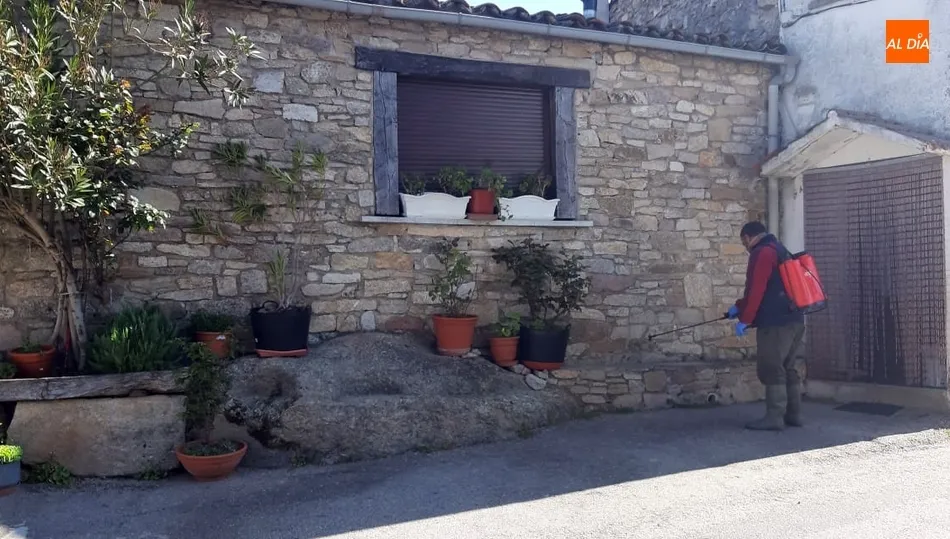 El Ayuntamiento de Cabeza del Caballo desinfecta sus calles y las de la pedanía Fuentes de Masueco ...