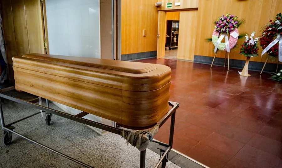 El Ministerio ha fijado además que durante el periodo de vigencia del estado de alarma, los precios de los servicios funerarios no podrán ser superiores a los precios vigentes con anterioridad al 14 de marzo de 2020