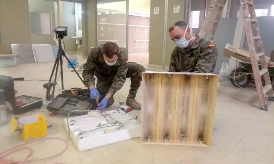Militares salmantinos realizando tareas de montaje en Madrid