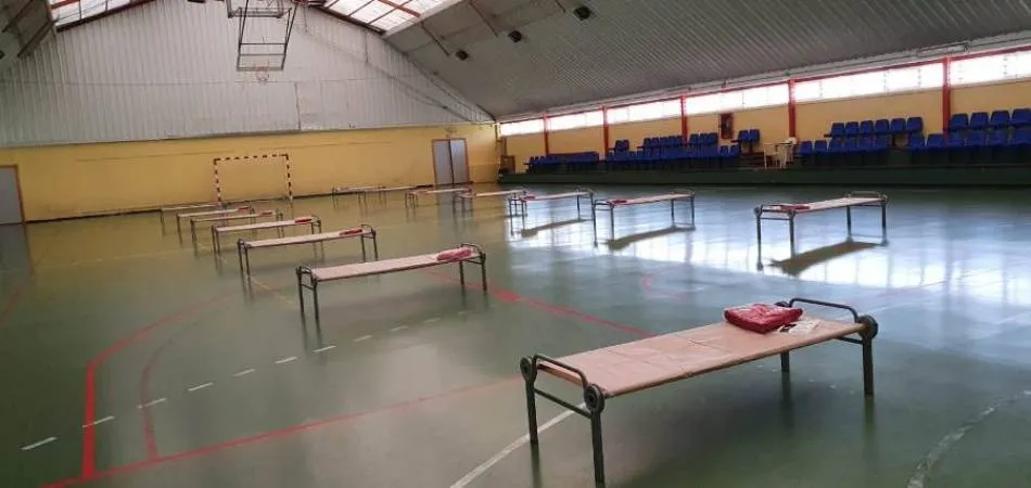 Camas instaladas para atender a personas sin hogar en el pabellón Rosa Colorado