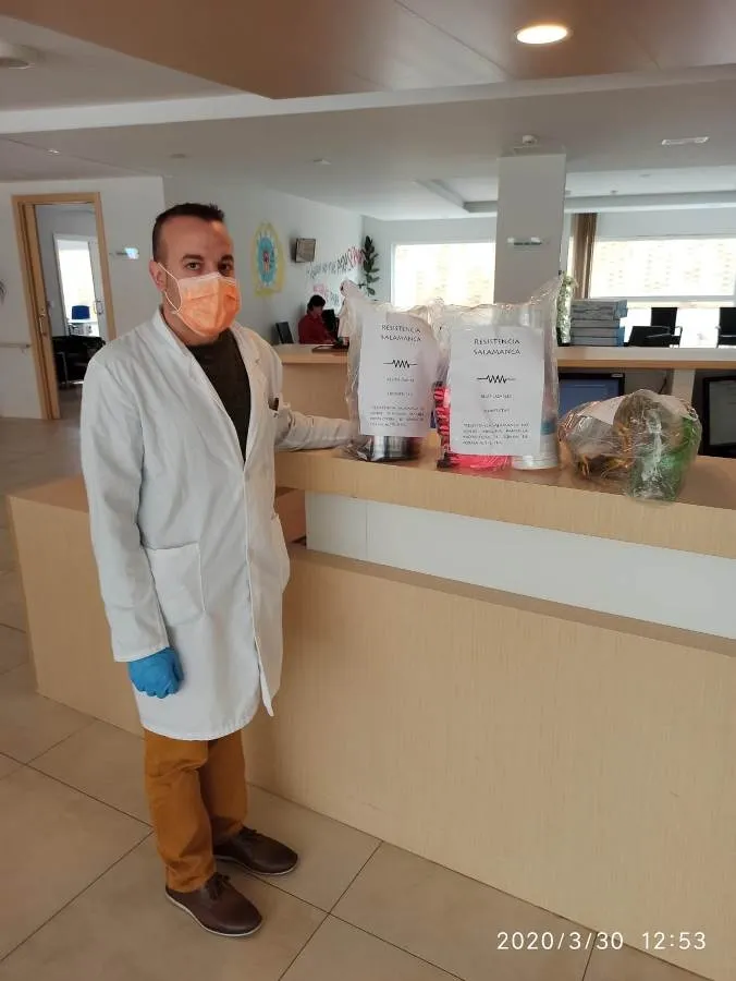 Las máscaras fabricadas por voluntarios salmantinos llegan también al pequeño comercio