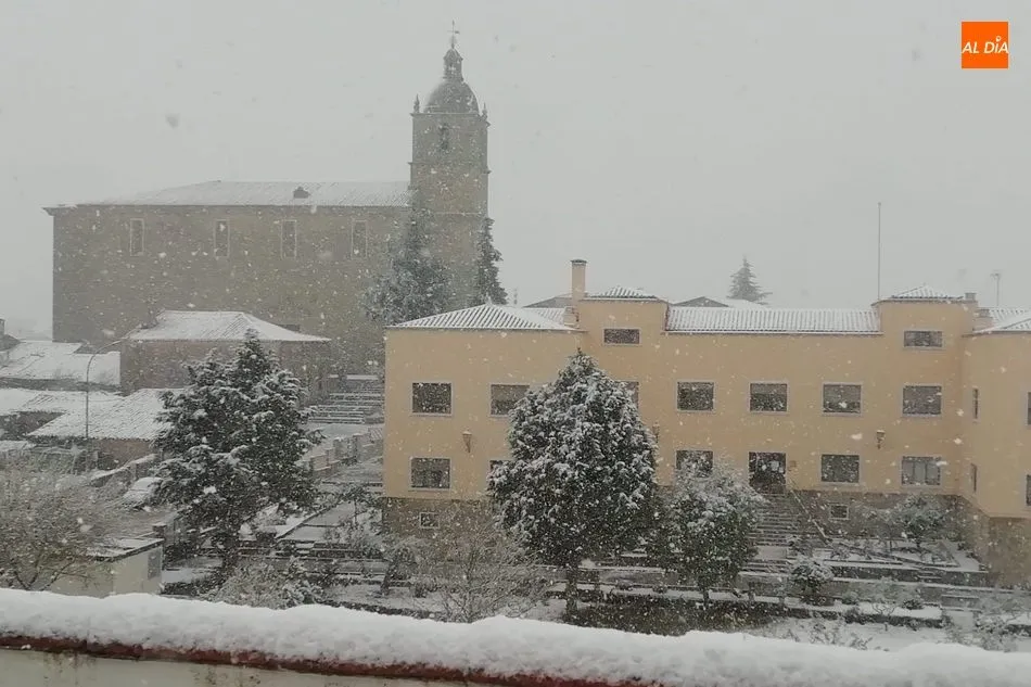 Aspecto que presentaba al fondo la catedral del Abadengo este tercer martes de confinamiento / ESTER CORREDERA