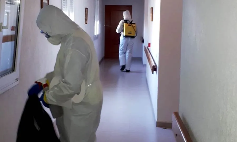 Tareas de desinfección de la UME en una de las residencias de Salamanca
