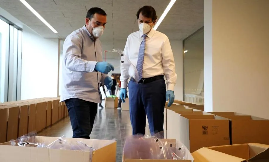 El presidente de Castilla y León, Alfonso Fernández Mañueco, revisando material sanitario en la Delegación de la Junta en Salamanca