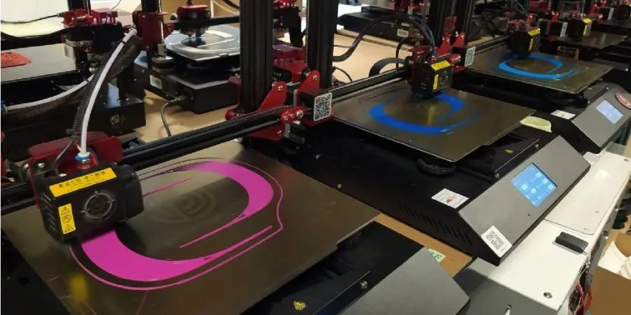 Impresoras 3D fabricando pantallas en una de las empresas que ha colaborado con el Ayuntamiento de Salamanca