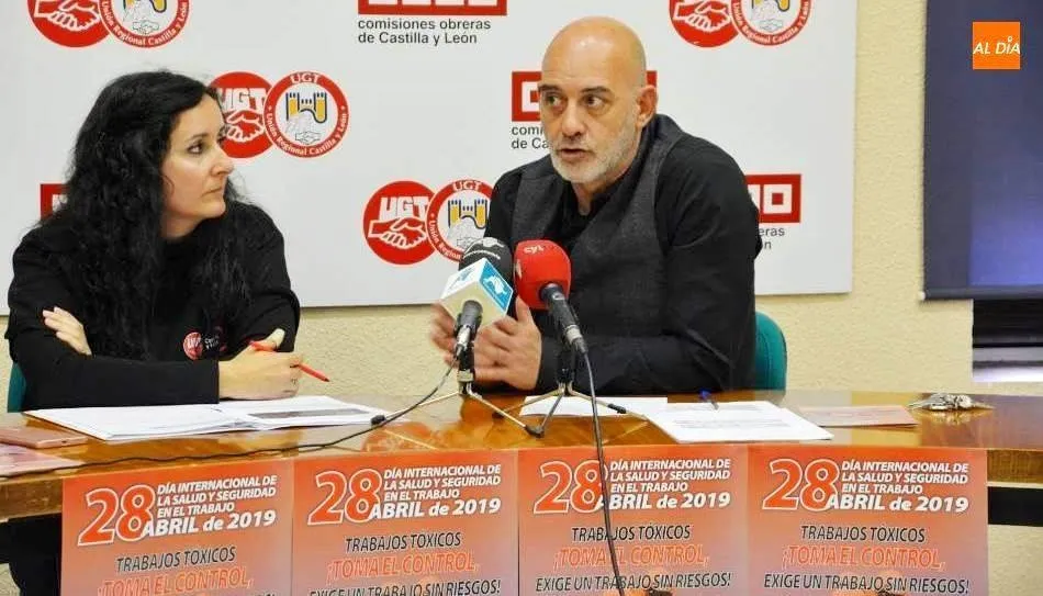 Antonia I. Guerrero Jiménez, presidenta de la comisión gestora de UGT Salamanca, y Emilio Pérez Prieto, secretario provincial de CCOO, en una rueda de prensa anterior. Foto de Lydia González
