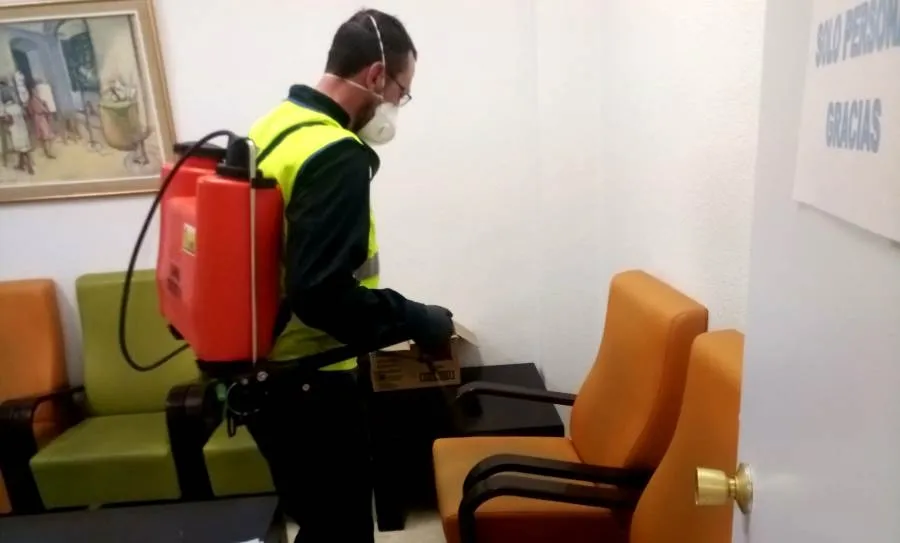 Tareas de desinfección en la residencia de Caja Duero, en Santa Marta de Tormes