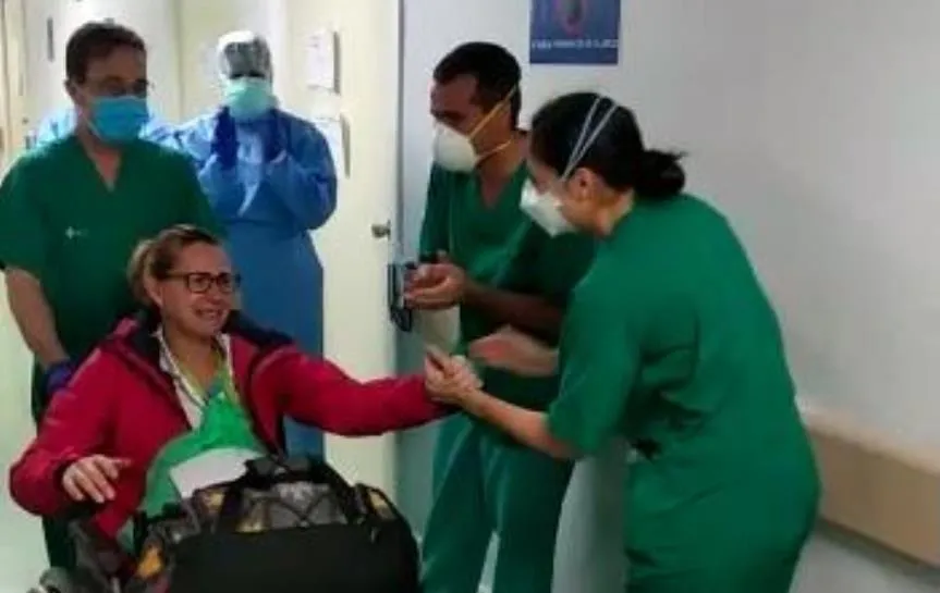 Emotiva despedida de una paciente del Clínico que recibía el alta médica