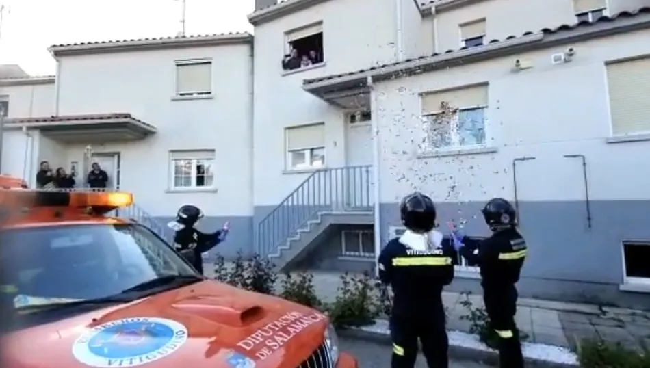 Los Bomberos de Vitigudino felicitan a Alexia Mota Bartolomé por su cumpleaños