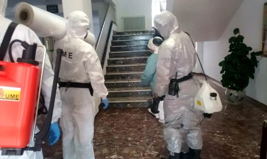 Tareas de desinfección en la residencia de las Hermanas de San Camilo, en Santa Marta de Tormes