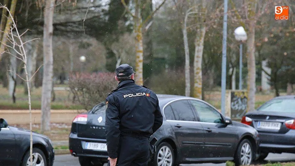 Detenido por golpear a los policías que le recriminaron por comprar en pareja y besándose  