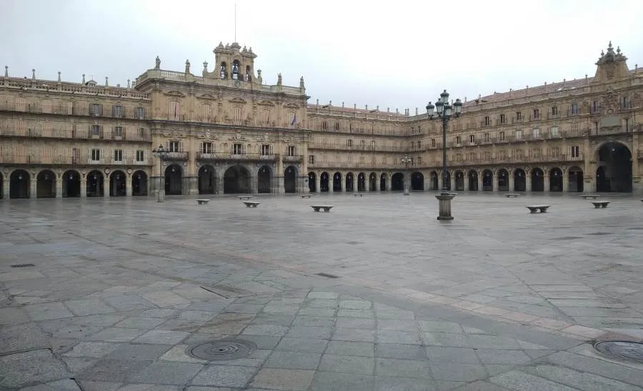 Estado actual de la Plaza Mayor, sin terrazas, debido al confinamiento