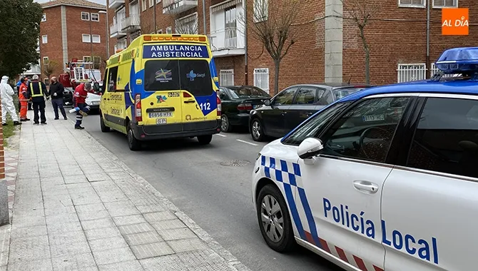 Bomberos, Policía Local y sanitarios participaban en el rescate de una vecina de la calle Carlos I