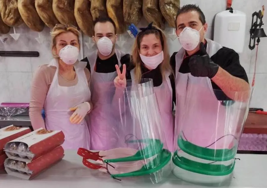 Profesionales del sector de la alimentación con sus pantallas de Resistencia Salamanca