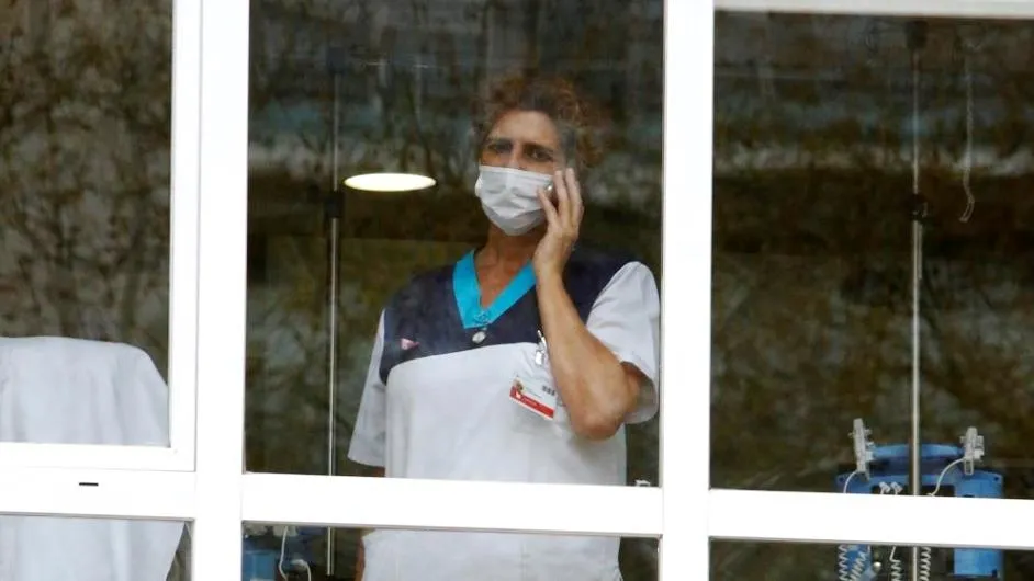 Personal sanitario en un hospital de Madrid. Foto de José Ramón Hernando / EP