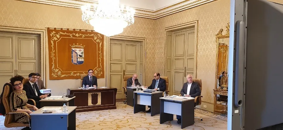 Los portavoces de los grupos, el alcalde, el secretario y el interventor en este primer pleno telemático del Ayuntamiento de Salamanca