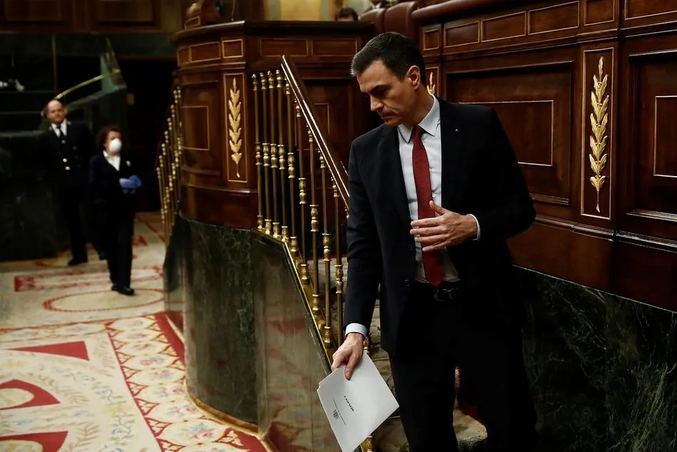 El presidente del Gobierno, Pedro Sánchez, baja de la tribuna en el pleno del Congreso - Pool