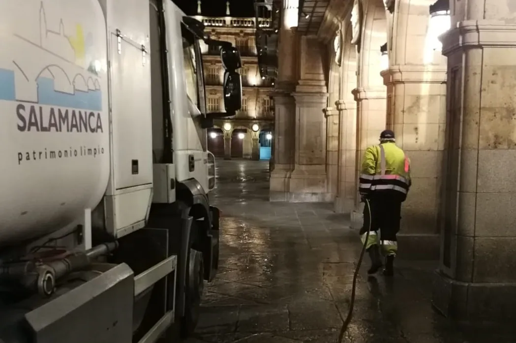 Un operario municipal desinfecta las calles de Salamanca