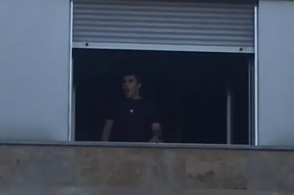 El salmantino Esaú Pérez encandila a Salamanca cantando desde su ventana