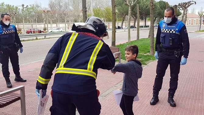 La Policía Local y los Bomberos de la ciudad felicitaban el cumpleaños al pequeño Rúben este domingo