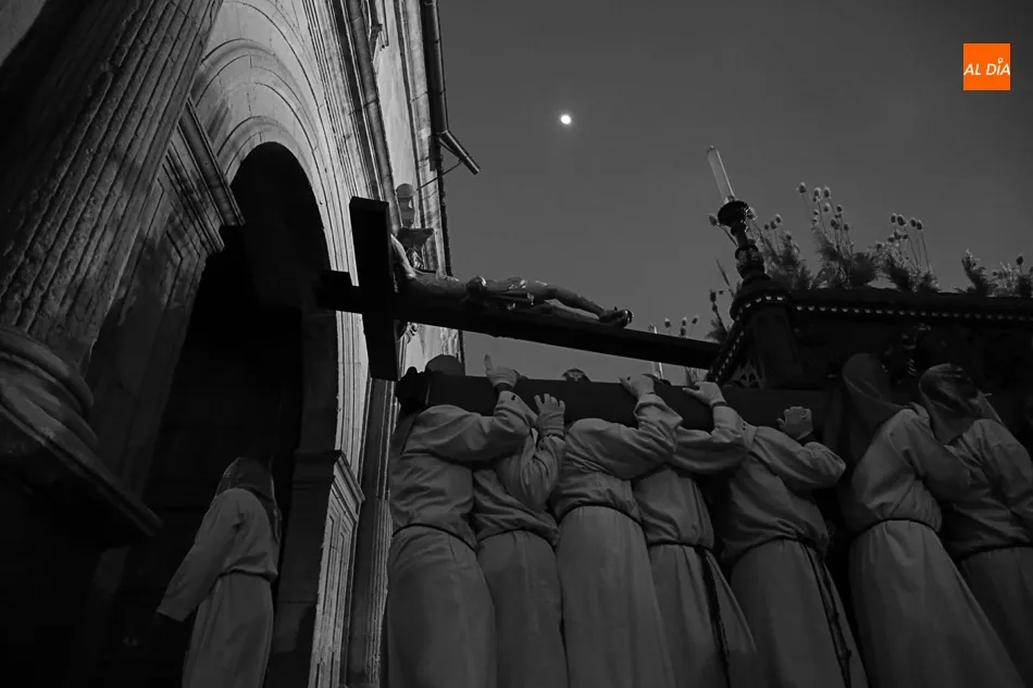 Salida de la Vera Cruz del Cristo de los Doctrinos, en el Lunes Santo de 2019. Foto de archivo