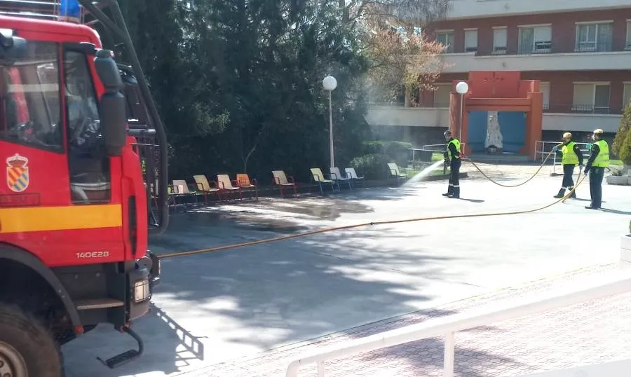 Tareas de desinfección en la residencia Hijas de San Camilo, en Santa Marta de Tormes