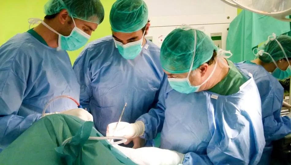 Profesionales del Hospital de Salamanca empiezan a operar en el Hospital de la Santísima Trinidad