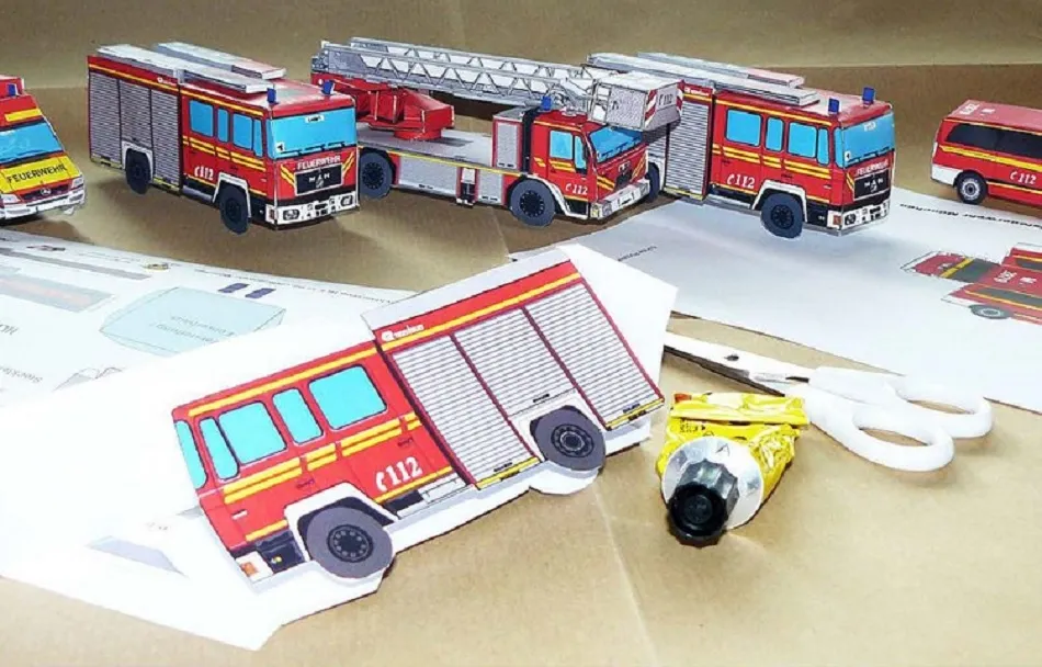 Material creativo infantil inspirado en los efectivos y vehículos de extinción de incendios