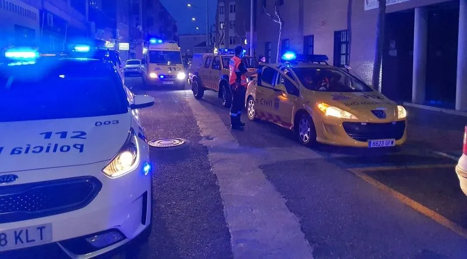 Foto de archivo de una caravana de Policía Local y Protección Civil en Santa Marta de Tormes